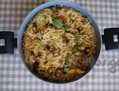 Η συνταγή της ημέρας: Σπαγγέτι με κόκκινη σάλτσα μελιτζάνας και βασιλικό